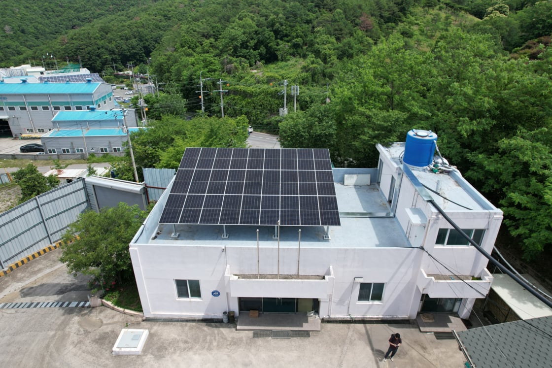 일반 상업용 건물 및 사옥 옥상에 설치된 태양광 발전소 전경