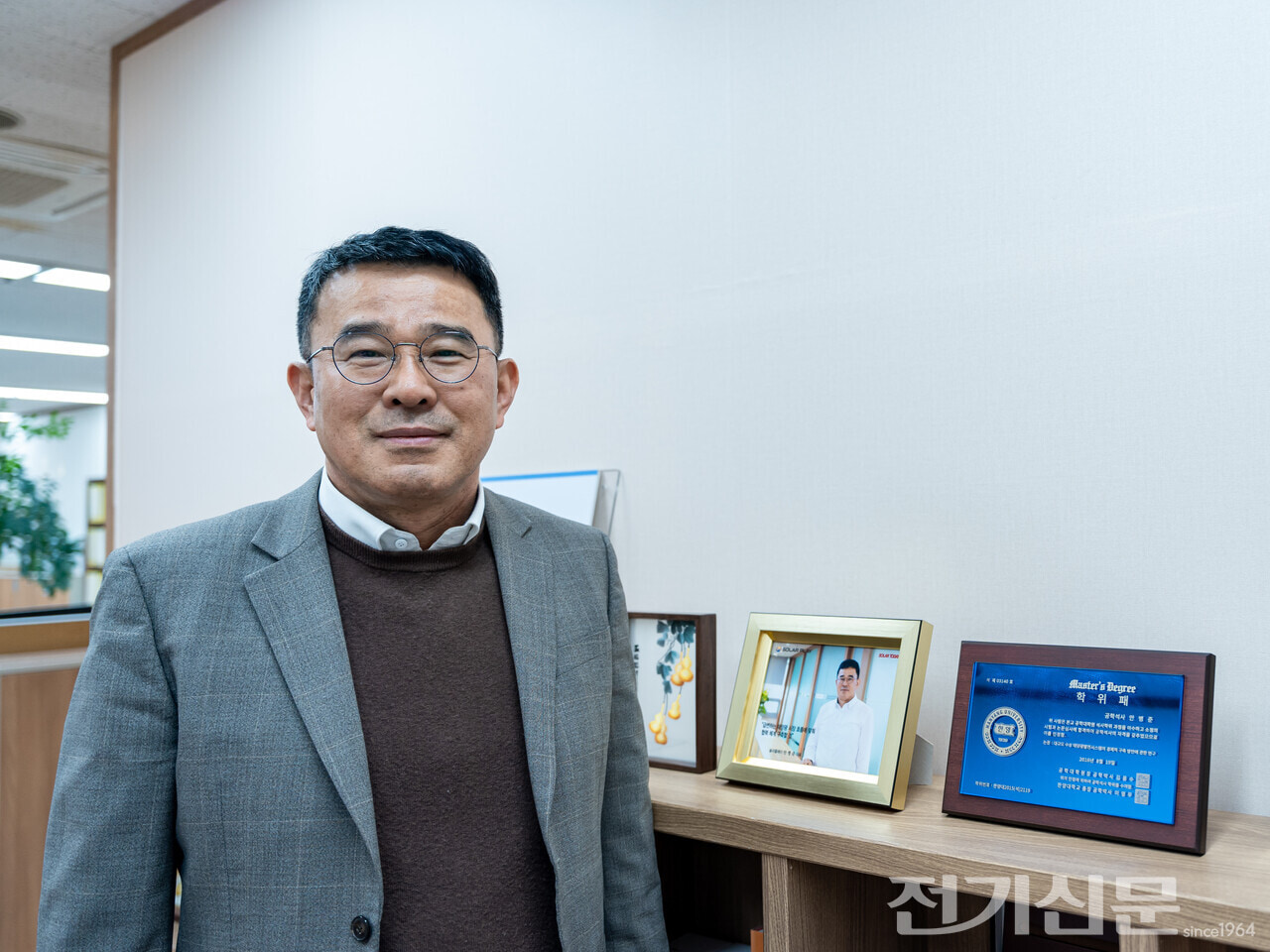 안병준 한국태양광공사협회 신임 회장이 지나온 이력을 설명하고 있다. [사진=김진후 기자]