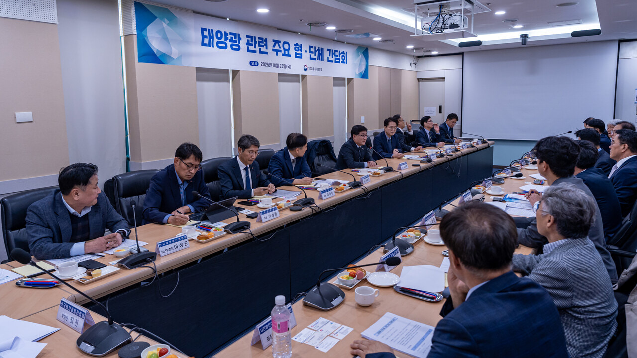 김성환 기후에너지환경부 장관과 한국재생에너지단체총연합회 회장단 및 기관 관계자들이 간담회를 진행하고 있다. [사진=김진후 기자]